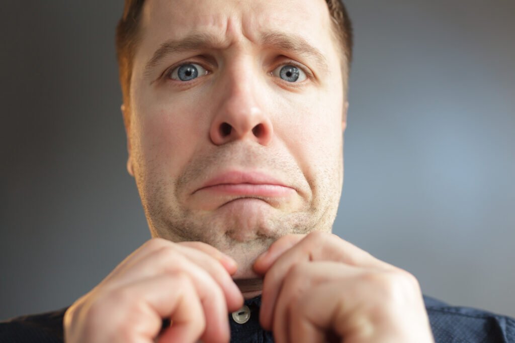 وجه يوضح منطقة الذقن مع خطوط تجميلية لإزالة اللغد