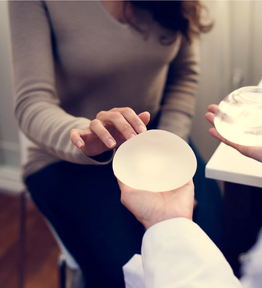 cosmetician-holds-syringe-with-injection-of-botox (3)